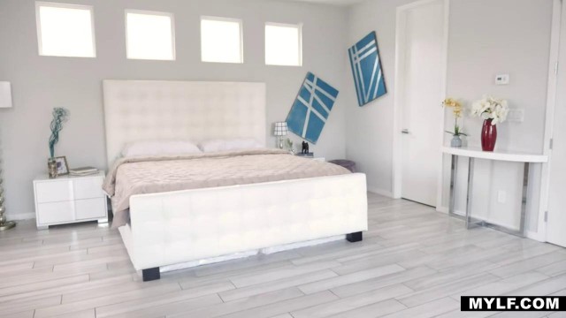 Отсос толстого члена и бритых яиц поднимает телке настроение