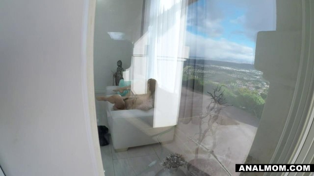 Баба с короткой стрижкой приняла раком мужской ствол в пилотке