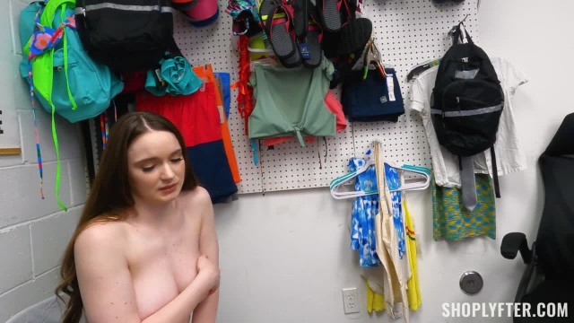 Девушка украла в магазине и поплатилась сексом с охранником