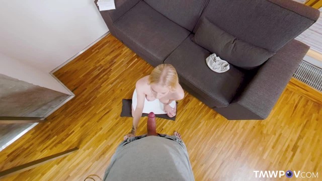 Блондинка показала сиськи и села на член друга