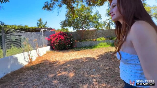 Рыжая красотка флиртует на улице и жадно трахается дома