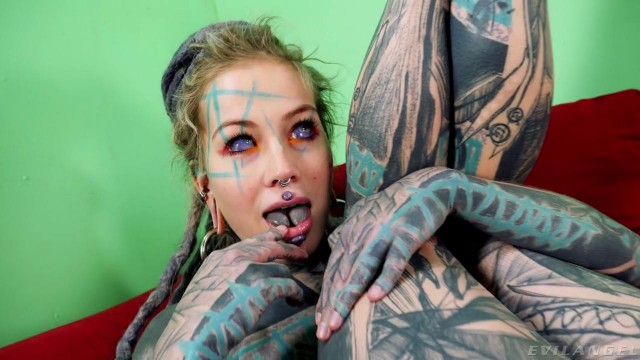Мужик с девицей, покрытые татуировками, страстно трахаются в попку