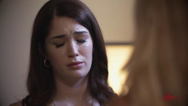 Нежный куннилингус и лесбийский секс двух подруг на кровати